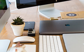 张嘉倪脱掉“战靴”：她的光脚，是成年人最体面的休战