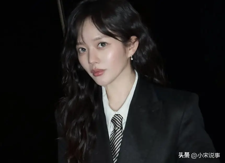 韩国女星被指整形过度，无奈底子太好，尖下巴和厚唇也挡不住颜值