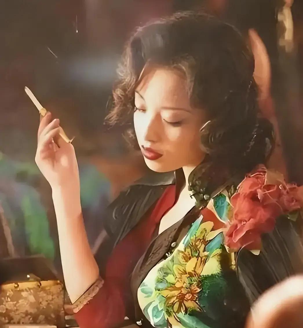 女明星吸烟斗_马伊琍中年抽烟沧桑_刘亦菲抽烟反差