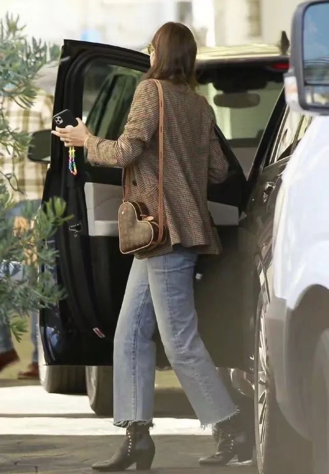 晚装女明星_女明星红毯穿搭_春季时尚趋势